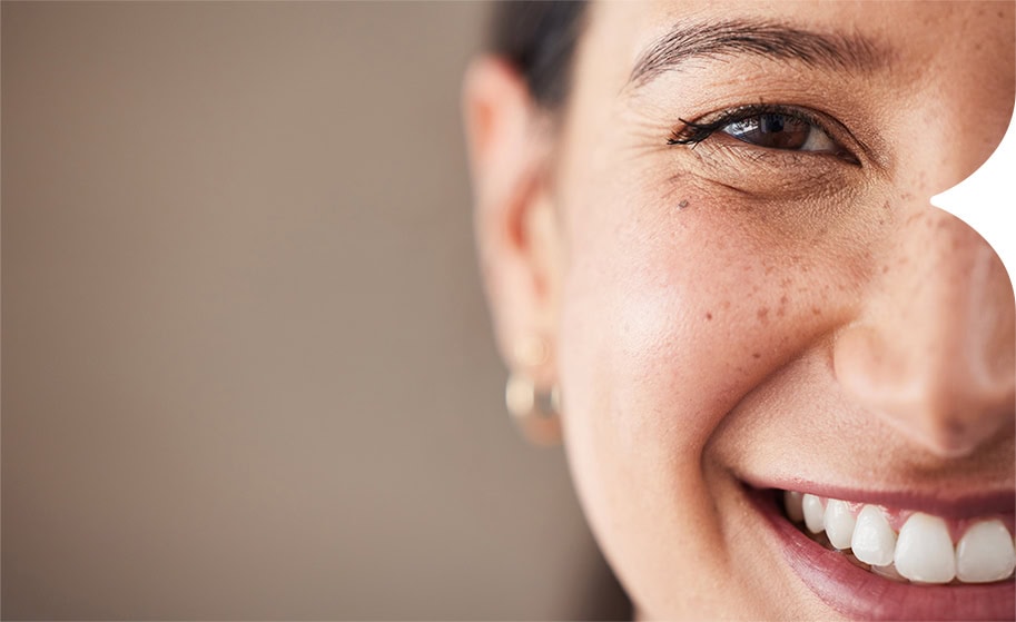 Mujer sonriendo con piel limpia y radiante, cuidado facial natural.