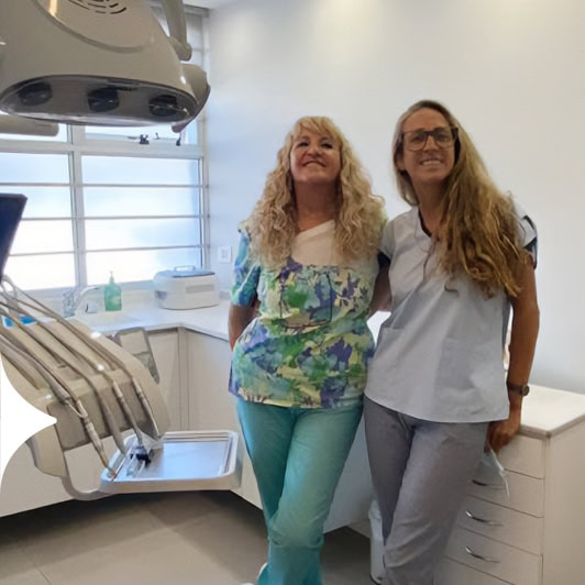 Equipo de profesionales en clínica dental Bonetto-Faurlin en acción. Atención de calidad y tecnologí.